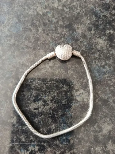 Pulseira de prata berloque.
