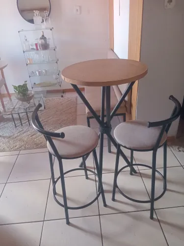 Mesa bistro com duas banquetas