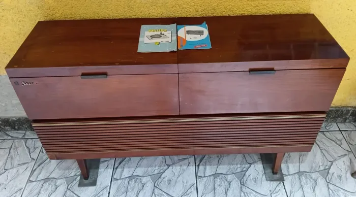 Vitrola Móvel