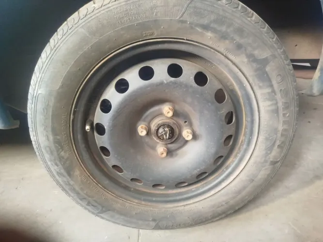 Roda vw Gol G6 com pneu médio 