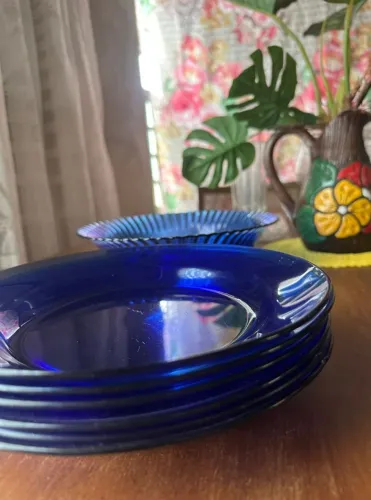 6 pratos fundos duralex azul e uma tigela saladeira