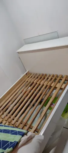 Cama solteiro de madeira com bau