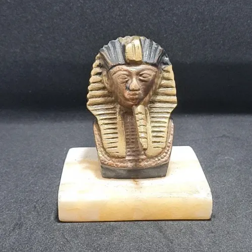 Busto decorativo de Tutancâmon em Metal, sobre uma base de pedra clara ( possívelmente ôni