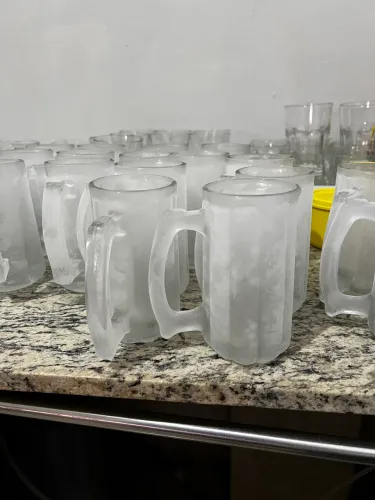 Canecas de chopp, tulipas e copos