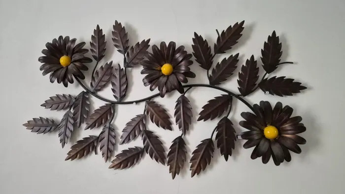 Arranjo de Parede Rústico em Ferro e Lata (Margaridas) - 70 cm