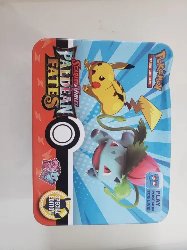 Pokémon TCG Paldean Fates com coisas adicionais 
