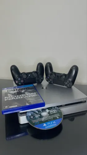 PlayStation 4 Slim edição silver - 2 controles