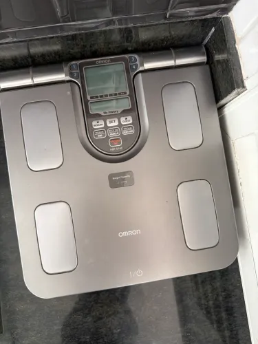Balança Omron HBF-514C (Bioimpedância - corpo inteiro)