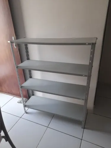 Estante metálica