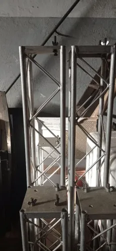 Vendo Treliça de Alumínio