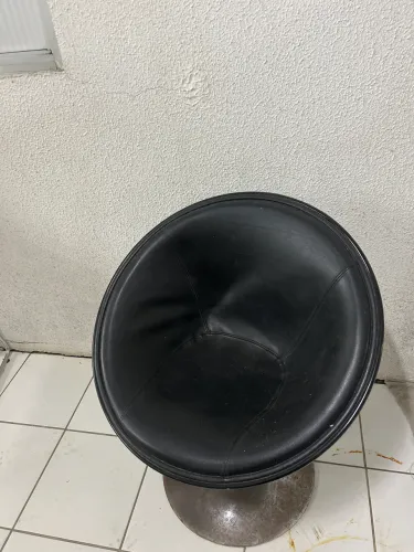 Poltrona giratória preta com alumínio 