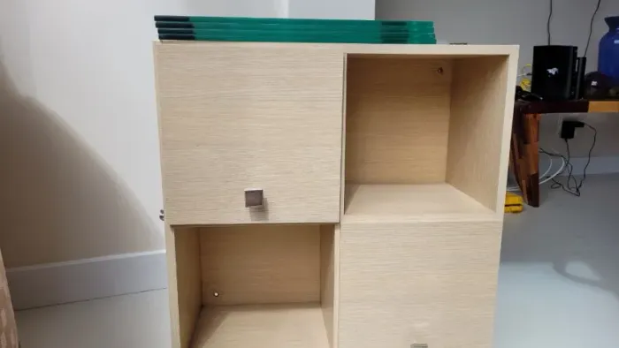 Nicho suspenso em MDF (2 com portas, 2 abertos)