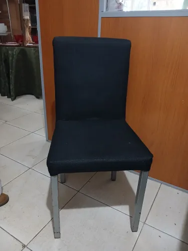 Cadeira estofada almofadada