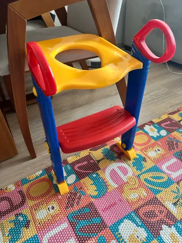 Assento Redutor Infantil Com Escada Importway Cor Azul, amarelo e vermelho Liso