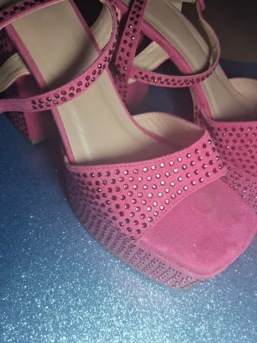 Salto alto rosa com strass