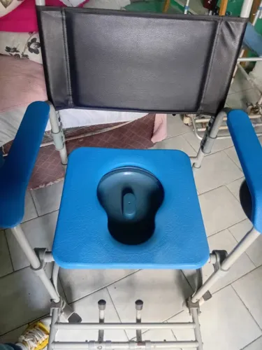 Cadeira de banho e roda dois em uma