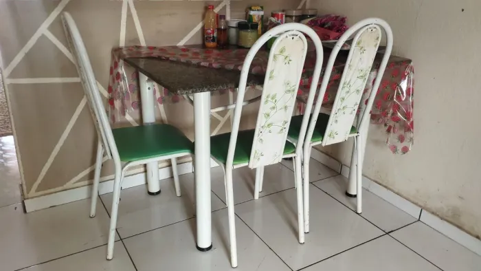 Jogo de mesa e cadeiras