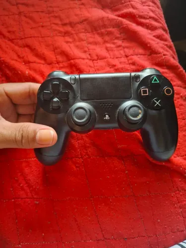 Controle PlayStation 4.