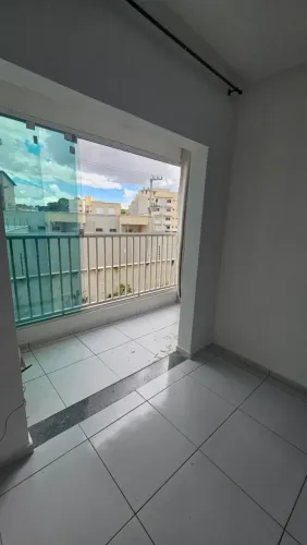 Alugo apto com cozinha projetada nova/varanda com cortina de vidro/ planta com 2 banheiros