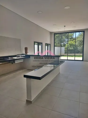 Casa de condomínio tem 389 metros quadrados com 4 quartos