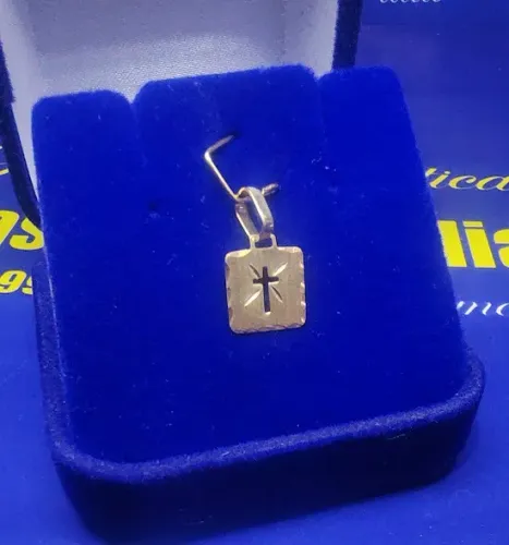 Pingente Cruz Vazada Com Detalhes Ouro 18 Kilates Peso 0.42 Gramas 9 mm                   