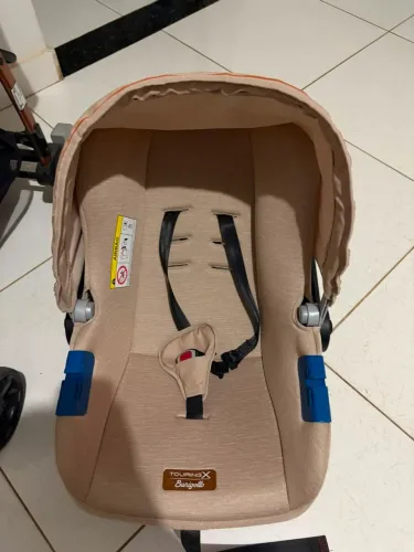 Carrinho e bebê conforto