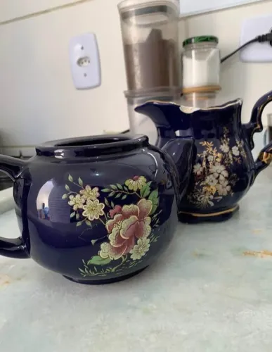 Bule e leiteira de porcelanas antigas