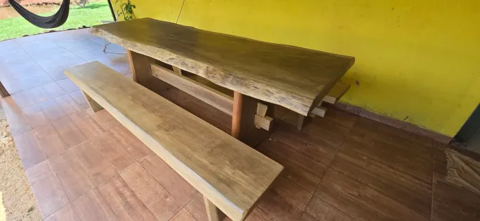 Mesa de madeira maciça rústica com bancos