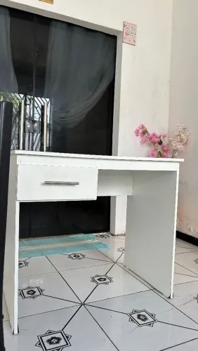 Mesa escrivaninha com gaveta - Branca