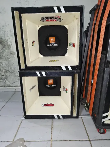 2 Caixas de médio e grave Som automotivo, cada uma por R$ 190,00. Tamanhos: 45Fx39Lx35A