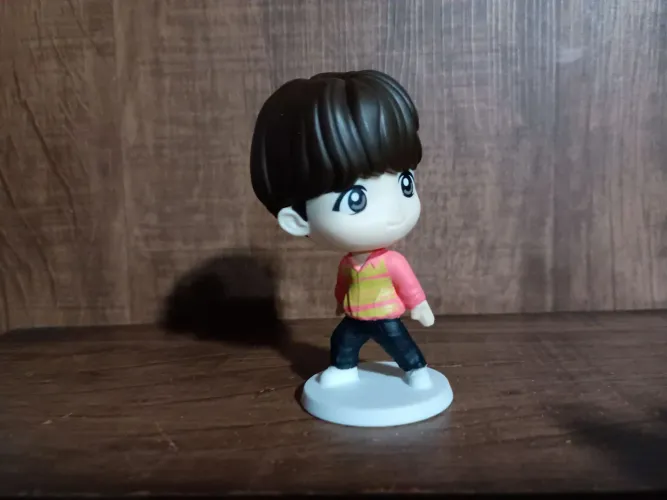 Boneco BTS McDonald's usado na condição das fotos