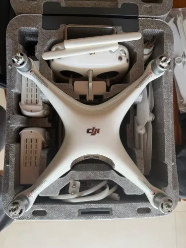 Drone DJI Phantom 4 Pro V2.0 com 3 baterias