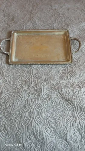 Bandeja de prata usada.