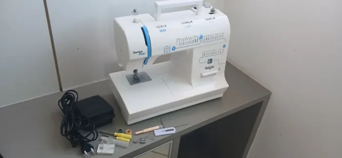Máquina De Costura Elgin Jx-4035 Genius Plus 31 Pontos Cor Branco 220V