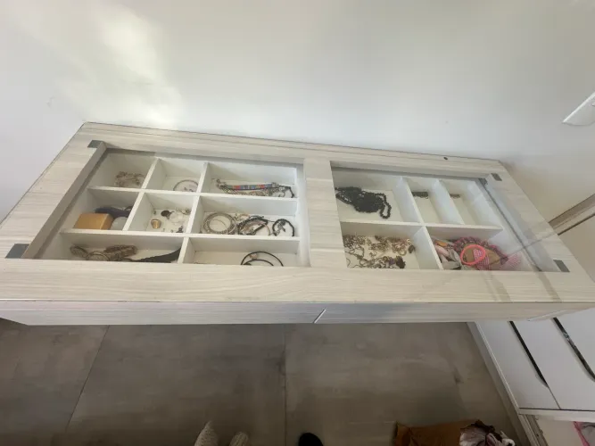 Bancada/penteadeira suspensa com porta joias, mdf com vidro. 