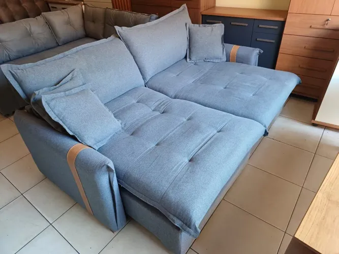 Sofá Cama Usado Tem2.20 de largura por1,40 aberto.