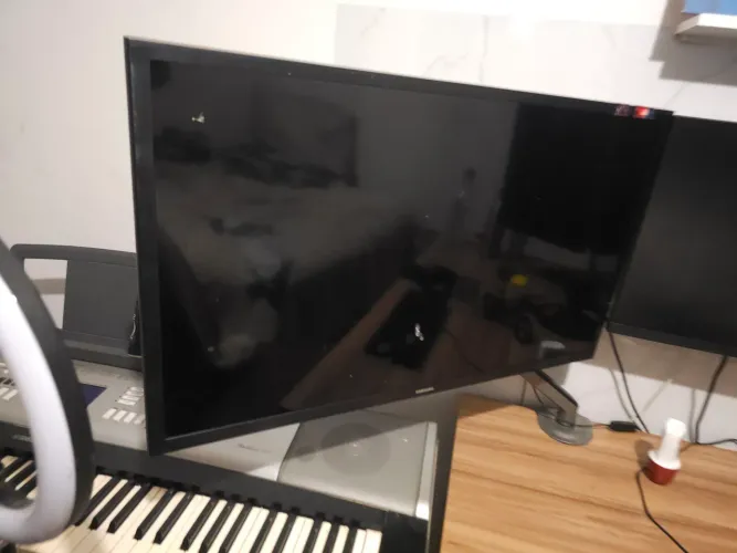 Smart TV Samsung 32" com suporte de mesa 
