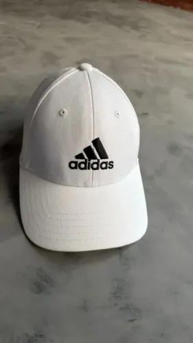Boné Branco Tommy e Adidas 