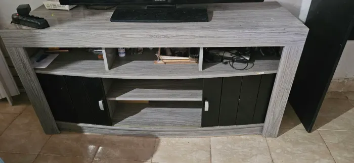 Rack de televisão tem rodinhas com 2 portinhas de correr