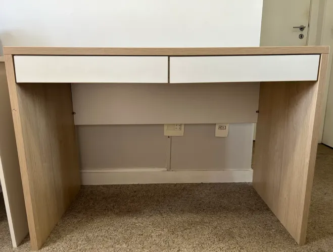 Mesa de escritório com duas gavetas