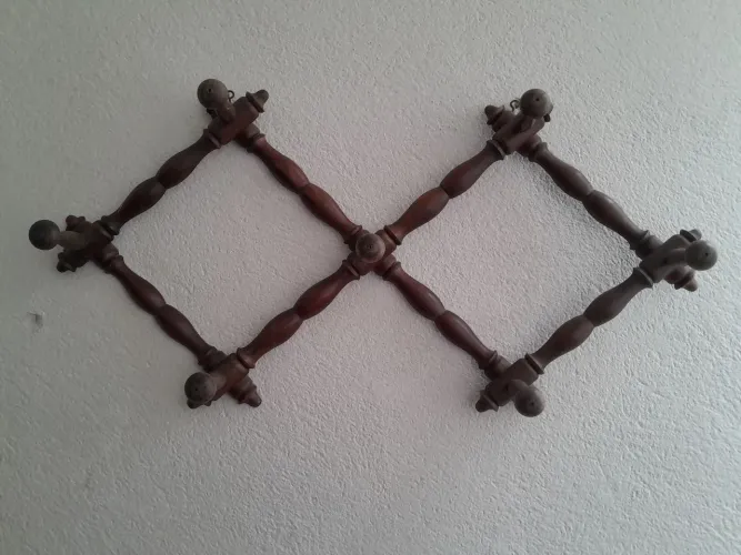 Cabide sanfonado de parede da década de 50, madeira maciça medindo 75cm, 7pinos.
