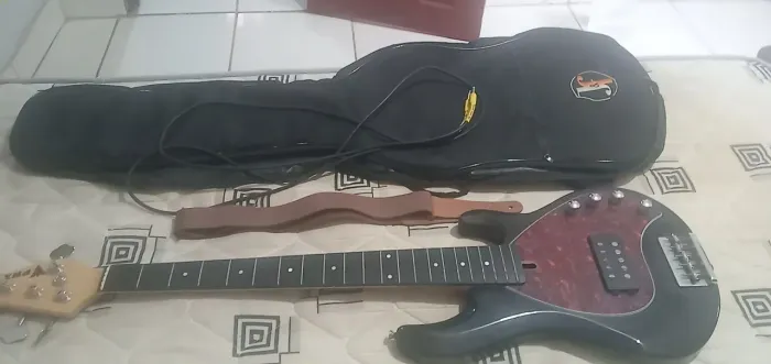 Vendo contra baixo PHX conservado de 5 cordas vem com bag...correia ...e cabo santo ang $1