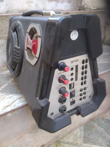 Caixa de som multilaser hi fi 30 watts não dá nenhum sinal pois não tem bateria