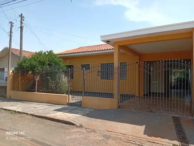 Casa para venda possui 100 metros quadrados com 3 quartos