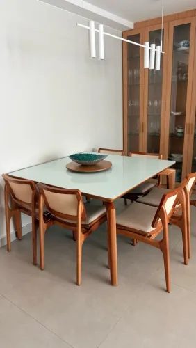 Mesa de jantar quadrada