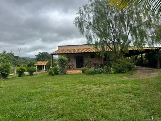 Sítio de 3000 m² 2 barracões, piscina,área gourmete e campo de futebol . Baldim.