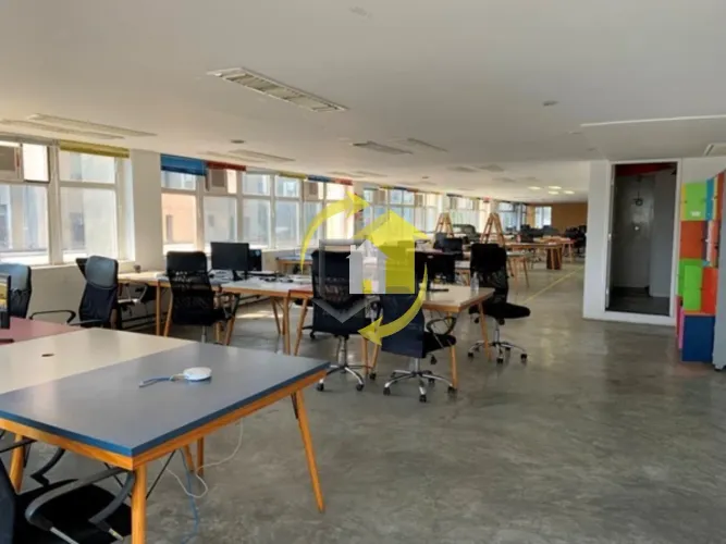 Aluga-se / Vende-se meia laje comercial na Faria Lima em prédio Reformado (448m² + 150m² d
