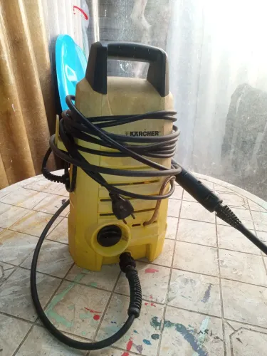 Lavadora de alta pressão Karcher.
