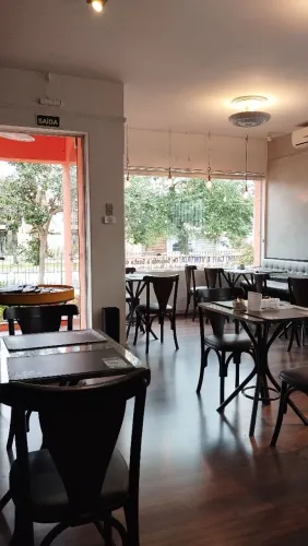 Lote Completo de Mesas + 20 Cadeiras para Café, Lanchonete ou Restaurante