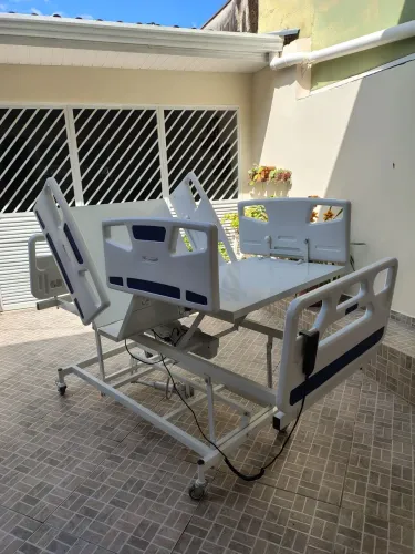 Cama hospitalar elétrica c/elevação total c paciente entrego